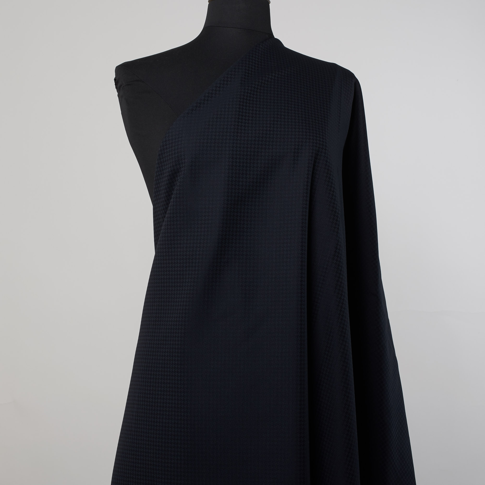 COTTON, WOOL, HOUNDSTOOTH, BLACKENED PEARL (F000024041) - Mannequin