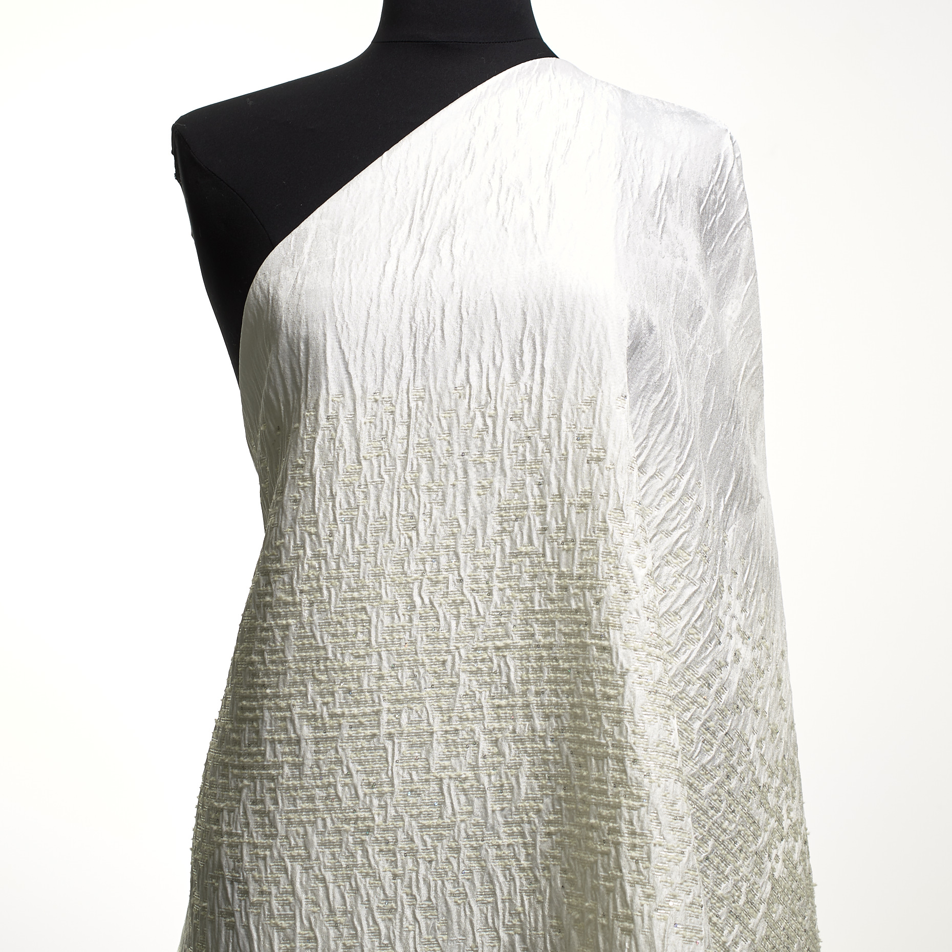 Jacquard, Faltig, Schimmernd, Lucent White (F000048605) - Schaufensterpuppe