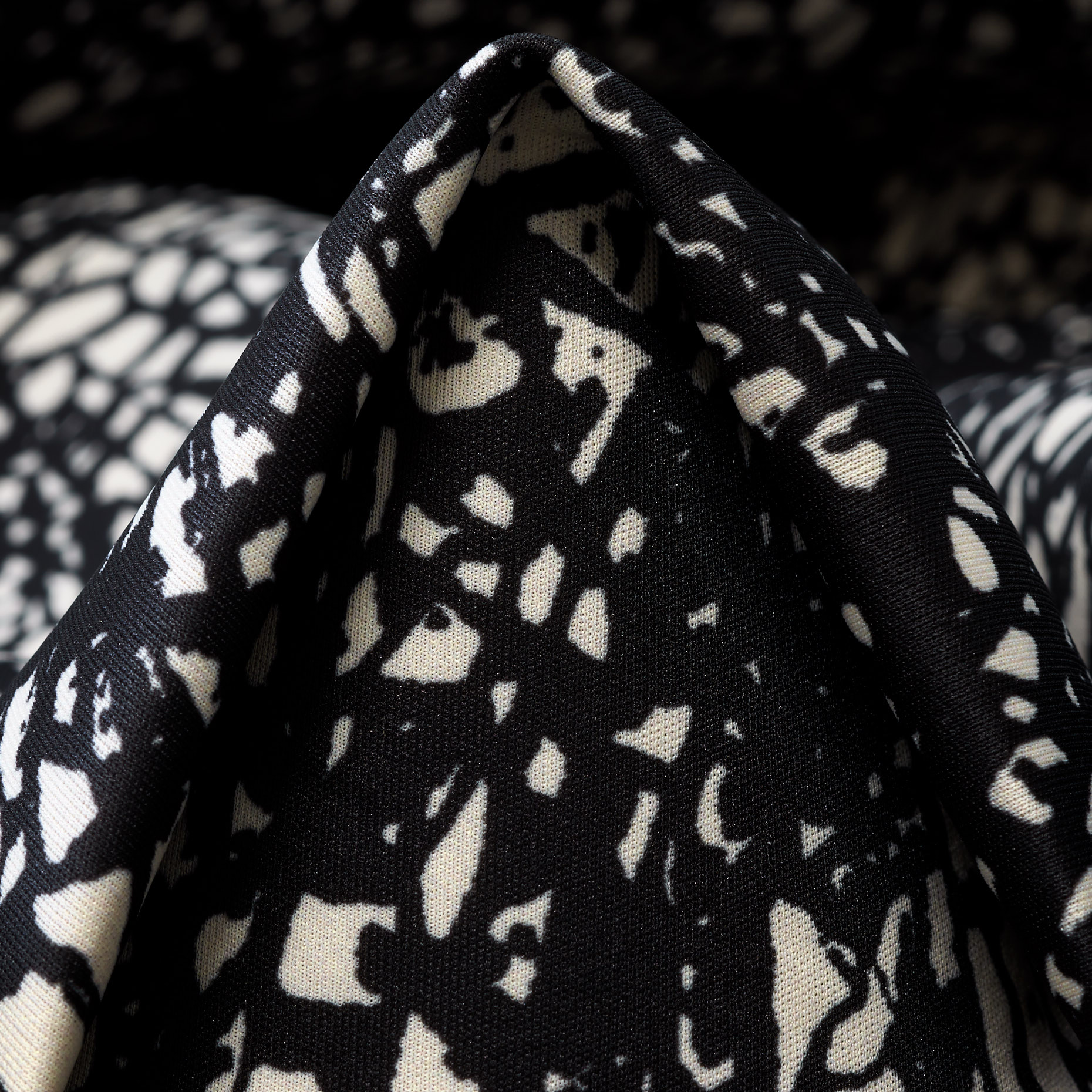 JERSEY, NEOPRENE, PRINTED, RAVEN ALABASTER (F000017853)