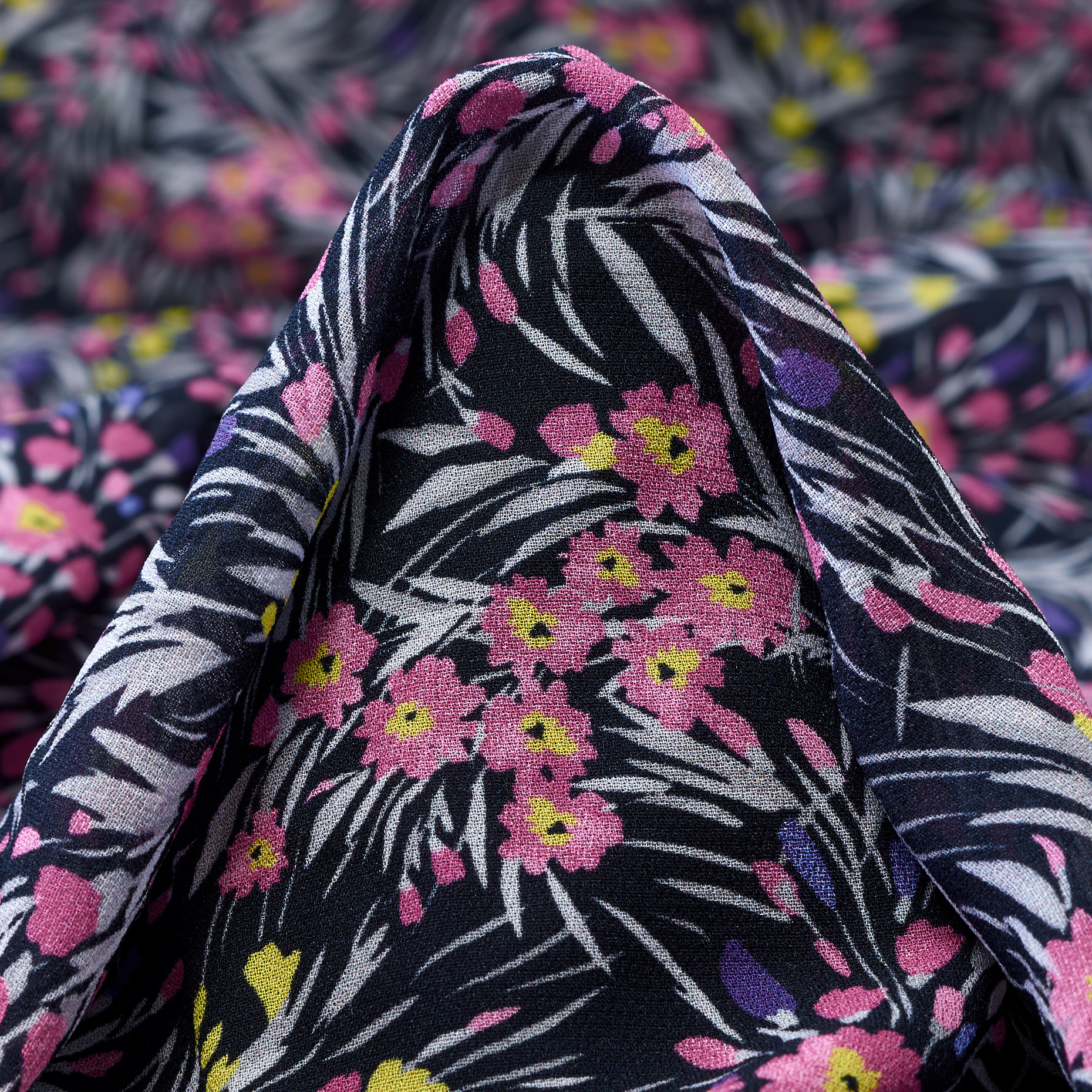 Voile, Viscose , Floral, Polar Night&Strawberry