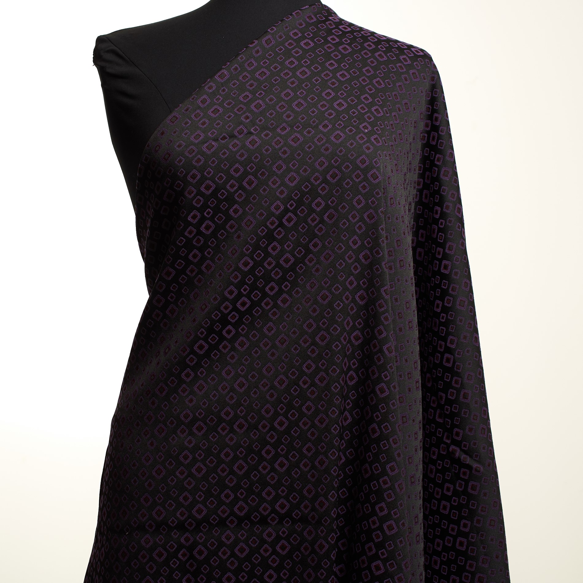 JACQUARD, ELASTIC, WINEBERRY (F000031132) - Mannequin