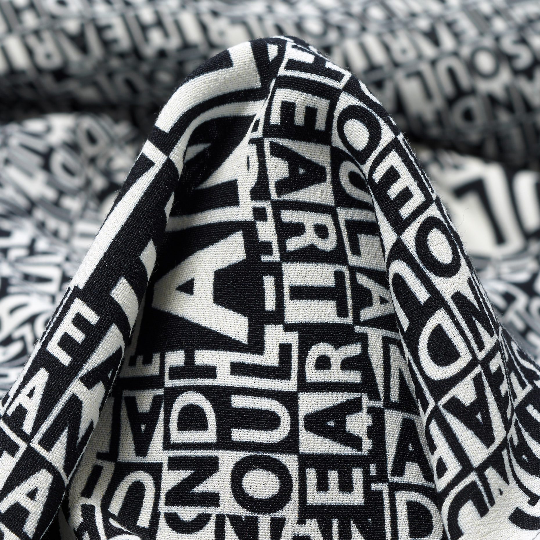 CRÊPE, VISCOSE, PRINTED, RAVEN BLACK&SNOW WHITE