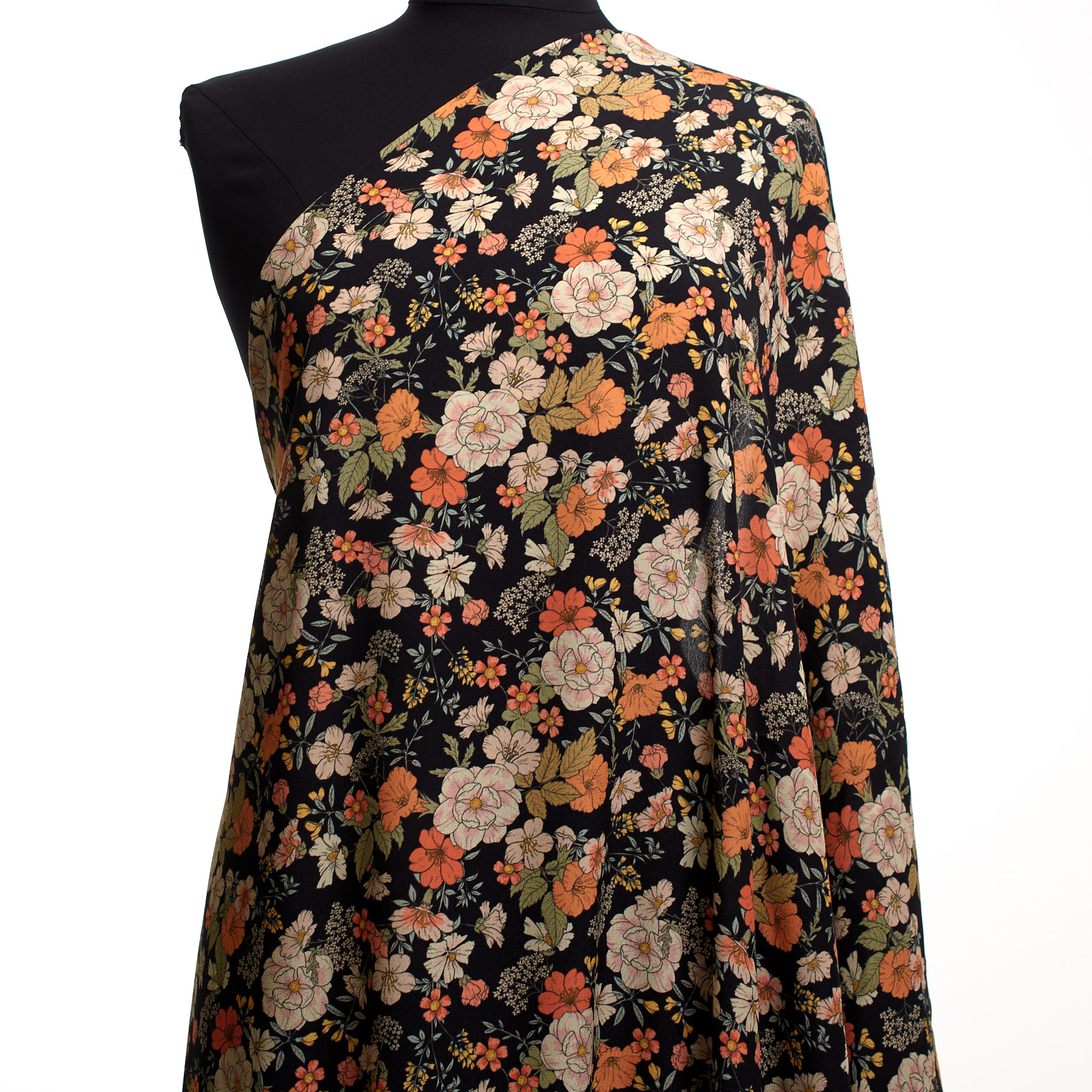CRÊPE, VISCOSE, PRINTED, ORANGE JAM&RAVEN BLACK (F000040041) - Mannequin
