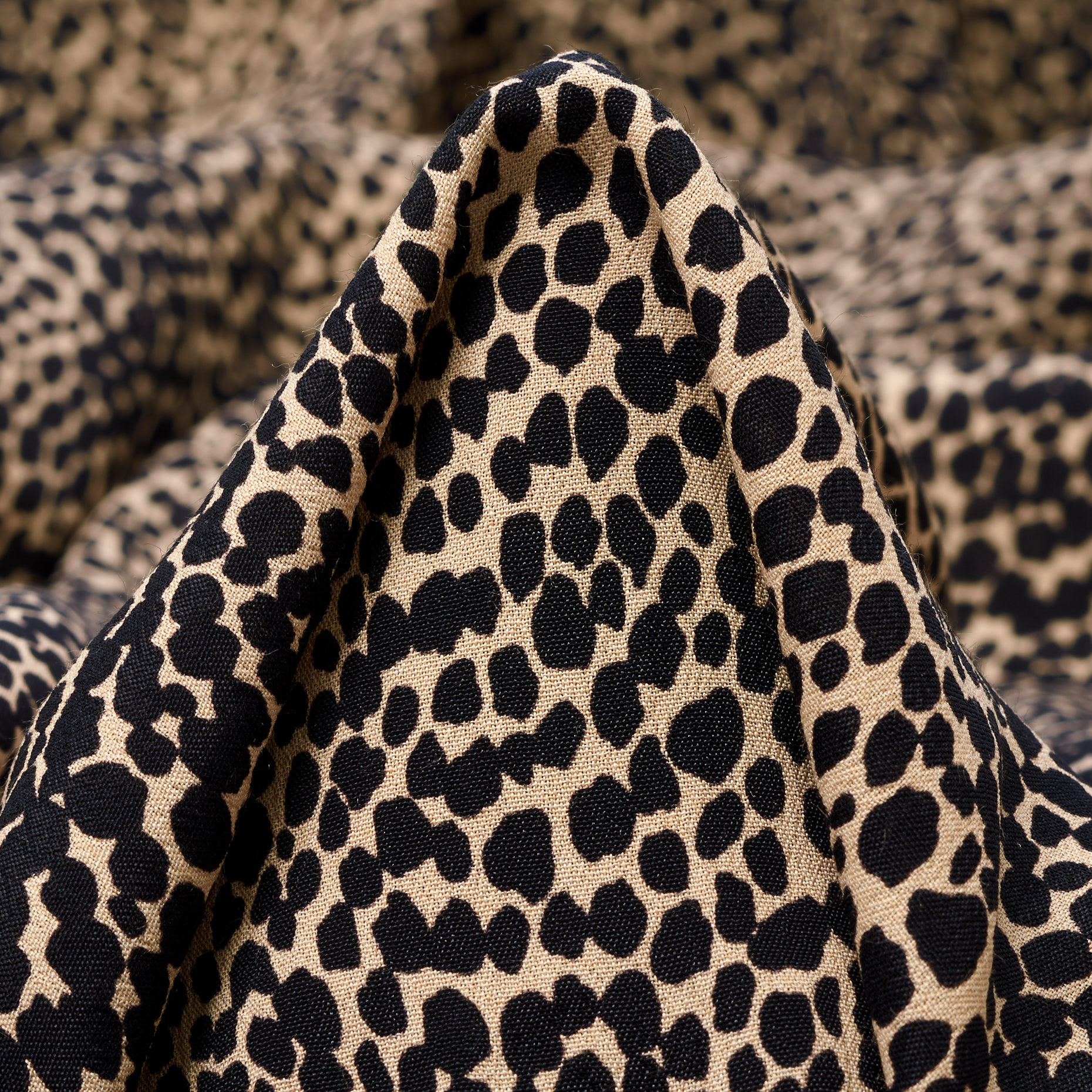 CRÊPE, VISCOSE, PRINTED, ALMOND PEACH&RAVEN BLACK (F000040082)