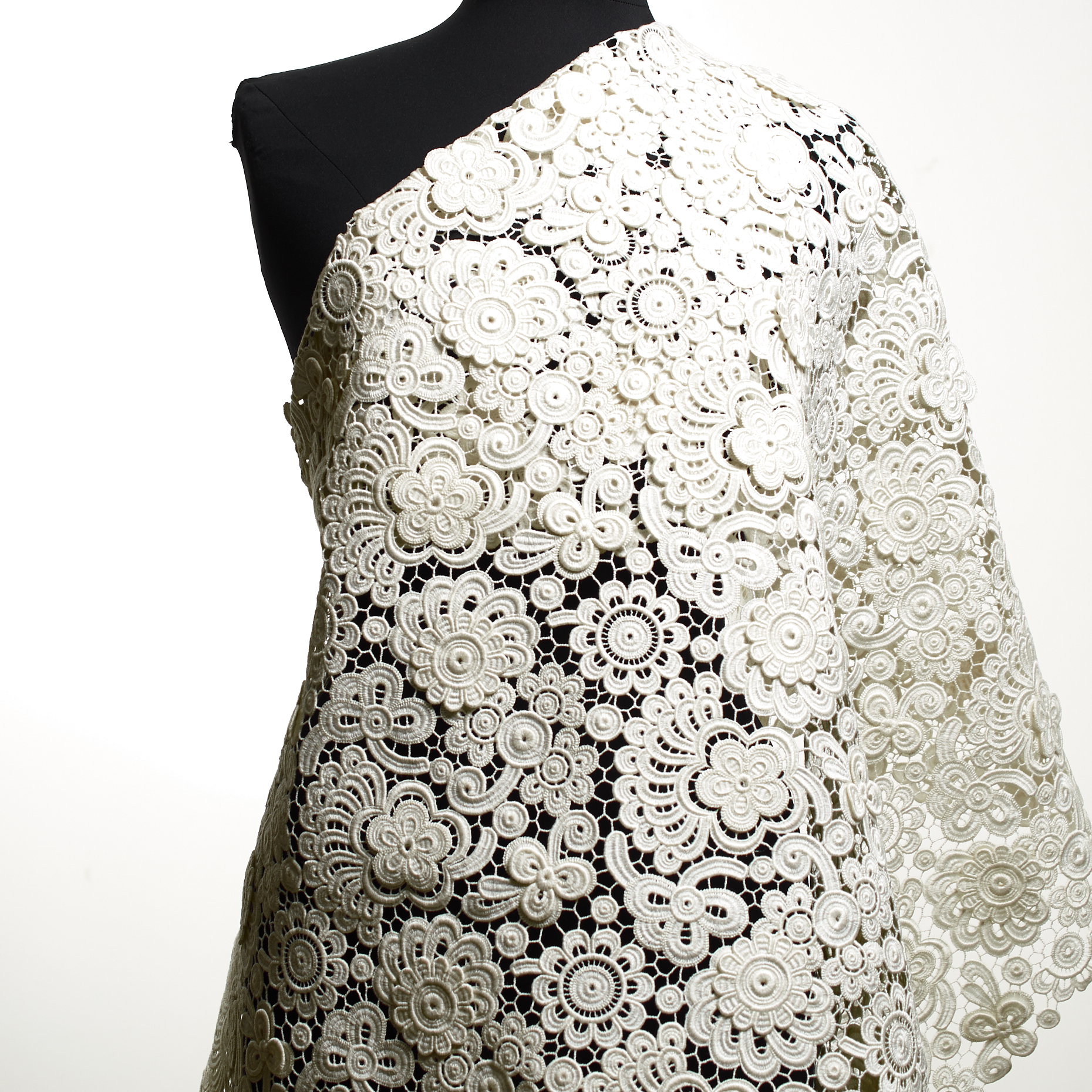 LACE, COTTON, FLORAL, BRILLIANT WHITE (F000033774) - Mannequin