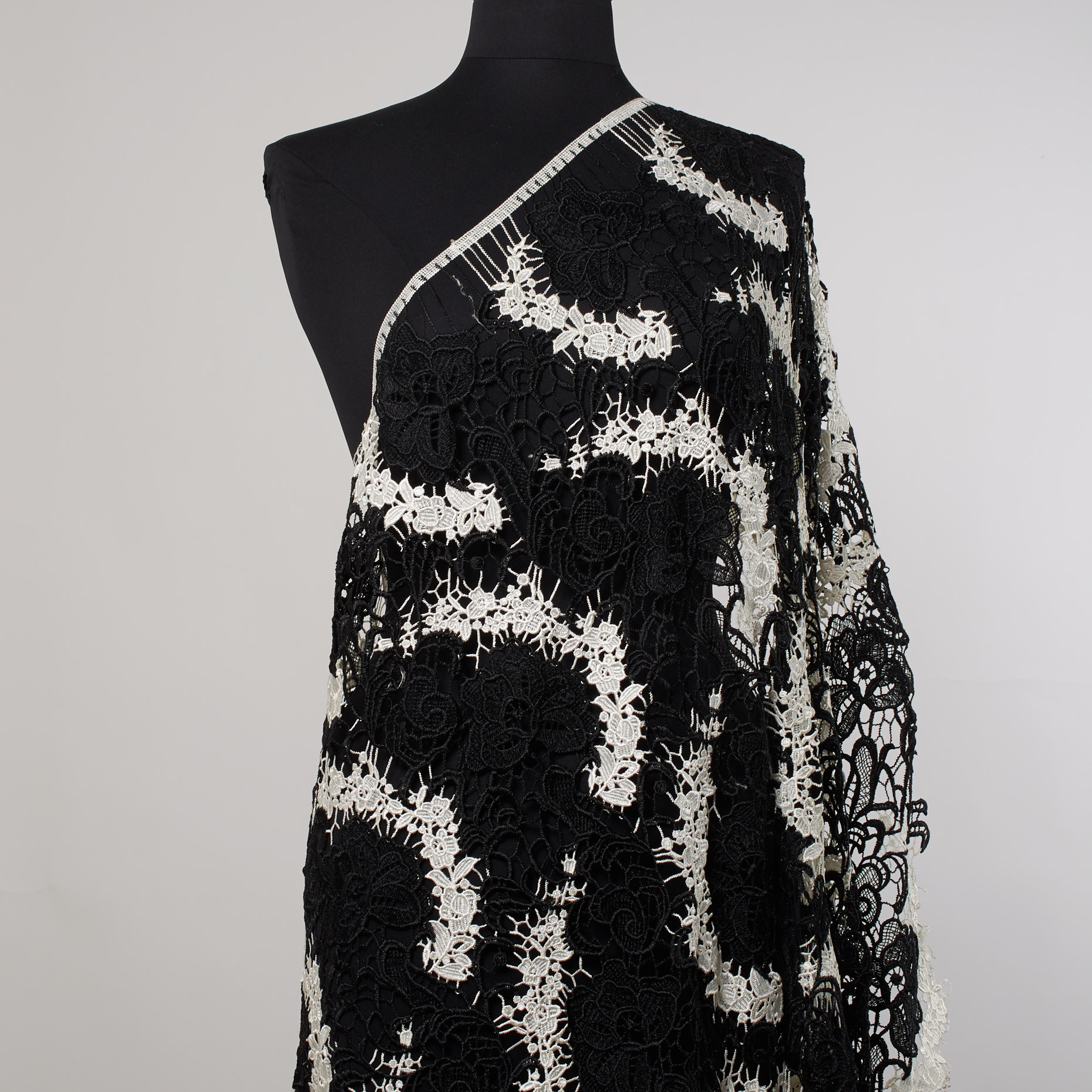LACE, FLORAL, SNOW WHITE&BLACK (F000026137) - Mannequin