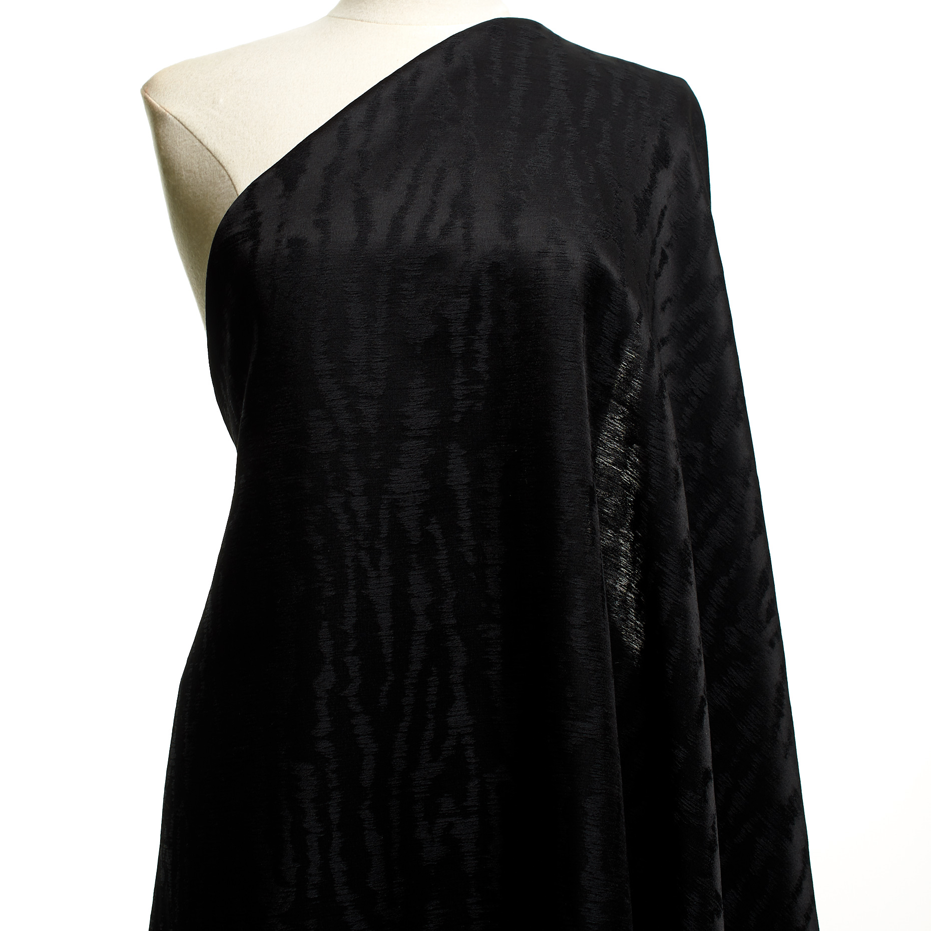 JACQUARD, MOIRÉ, SILK, RAVEN BLACK (P000005590) - Mannequin