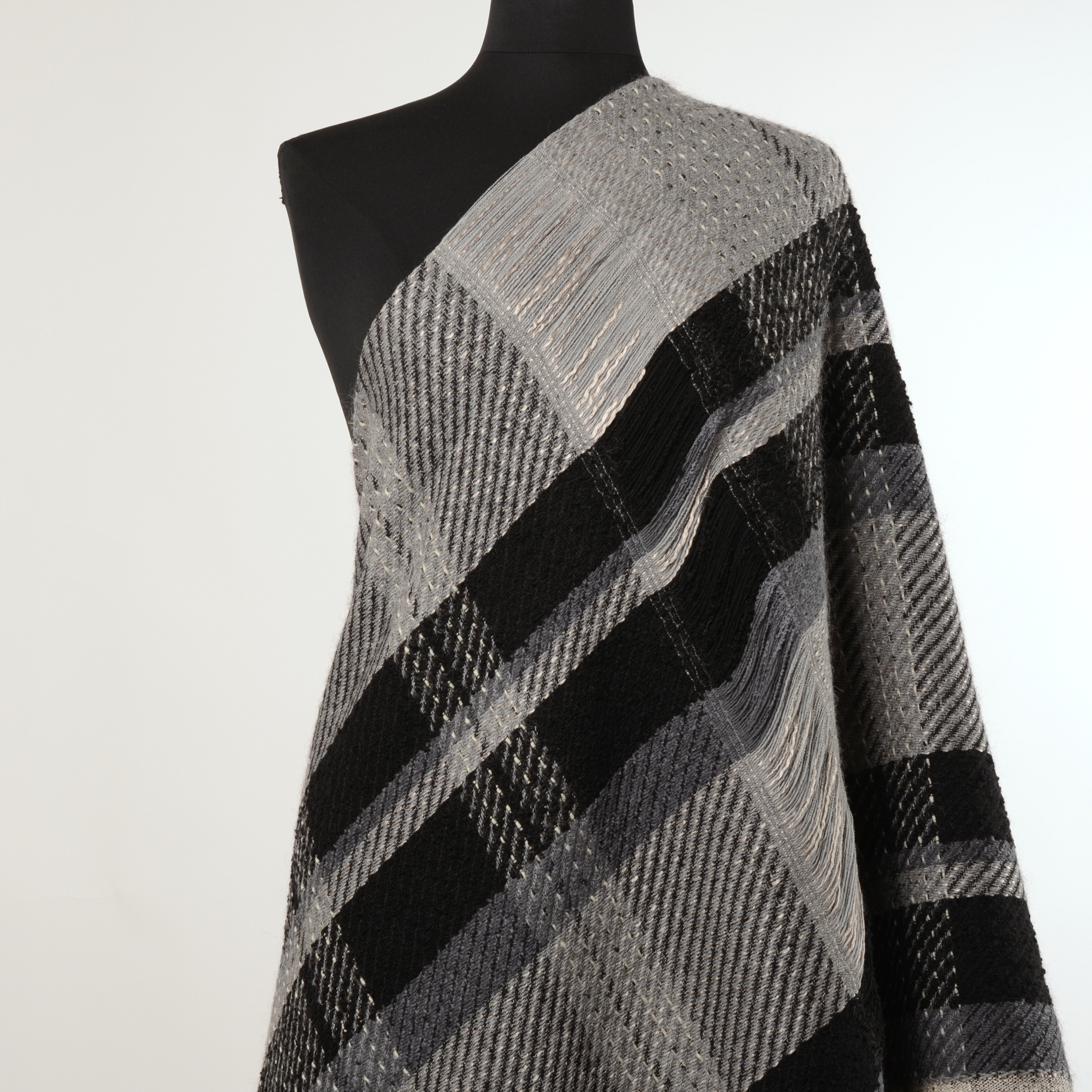 BOUCLÉ, VIRGIN WOOL, SILVER BLUE&RAVEN BLACK (F000018758) - Mannequin