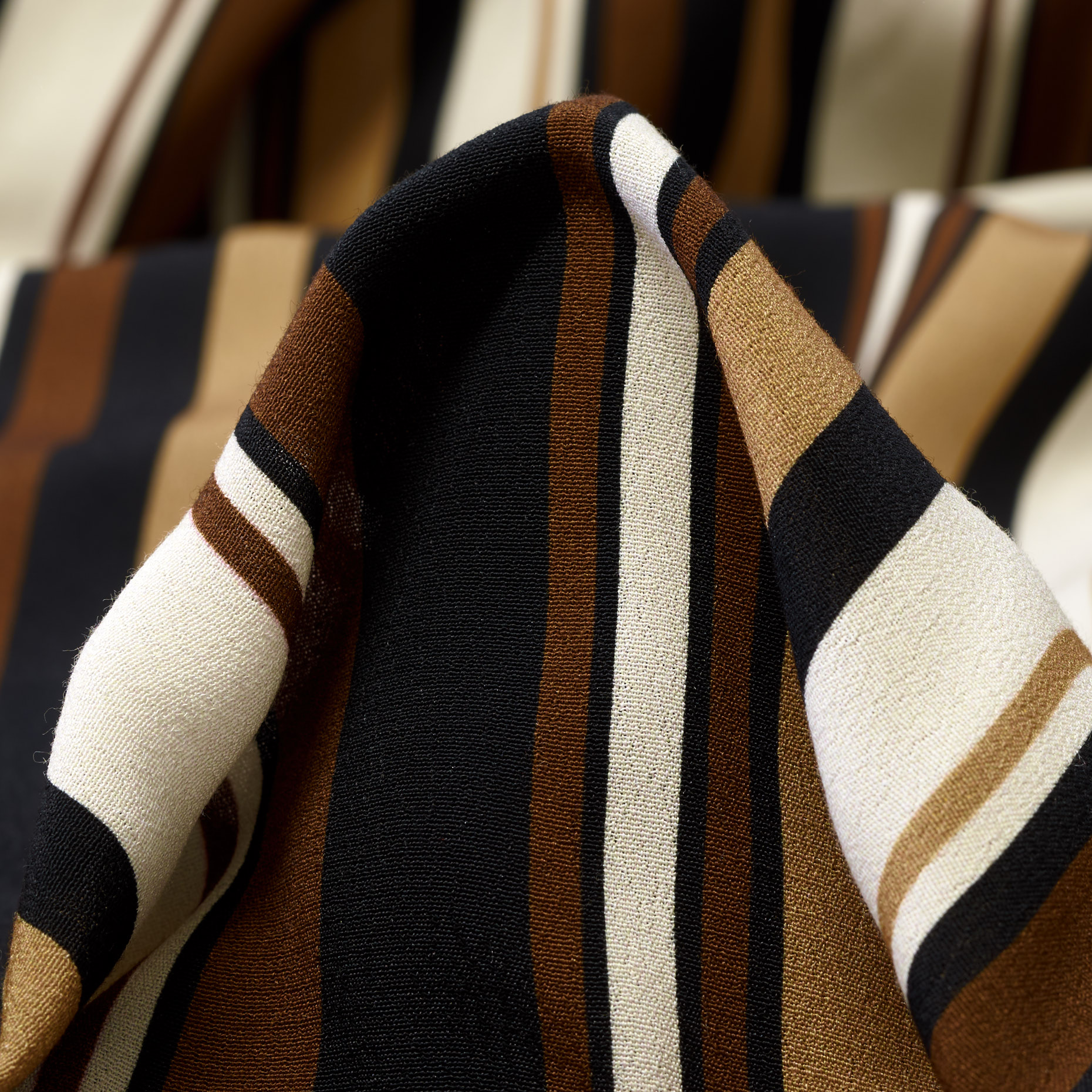 CRÊPE, VISCOSE, PRINTED, PRALINE&RAVEN BLACK (F000038103)