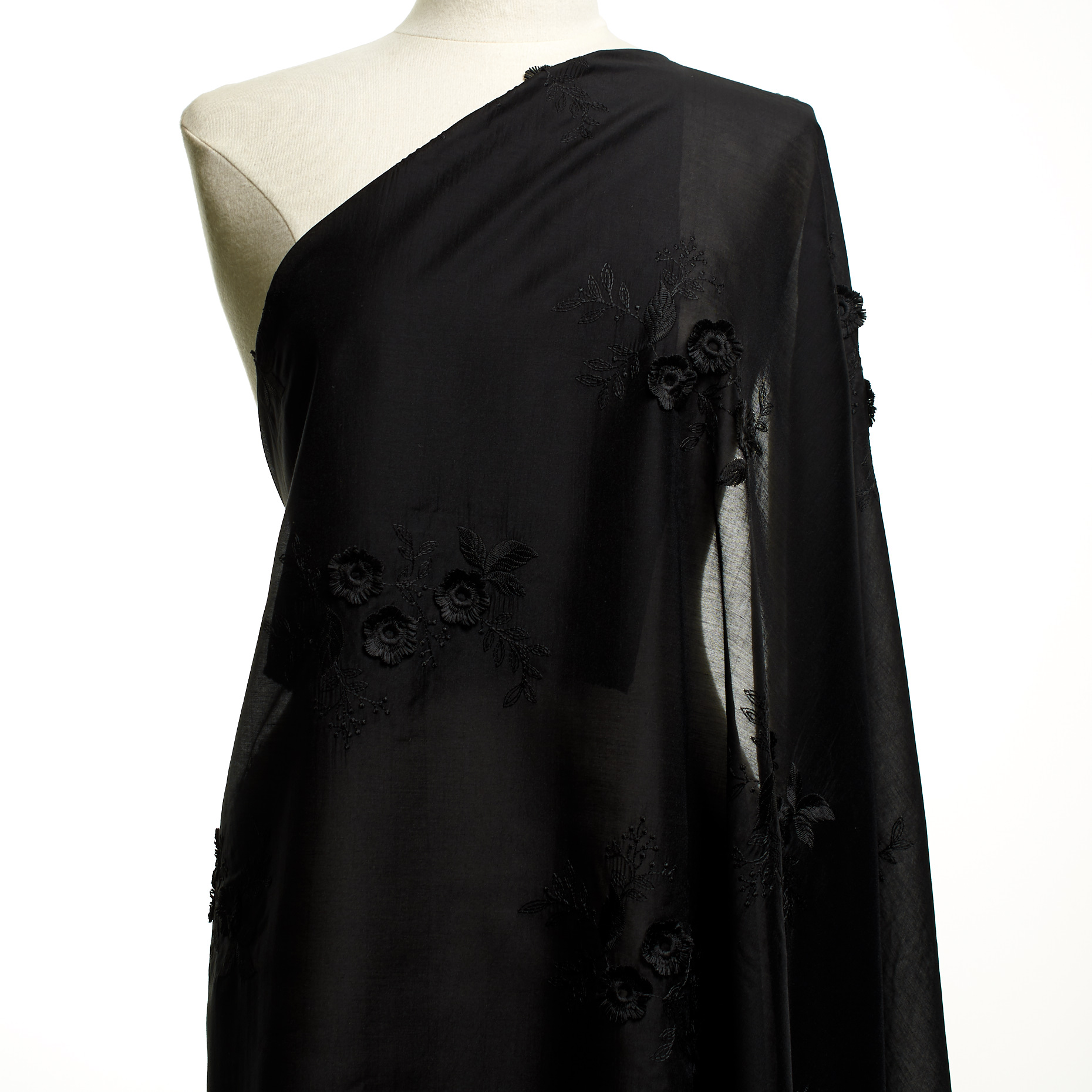 BATISTE, LYOCELL, EMBROIDERED, RAVEN BLACK (F000049574) - Mannequin
