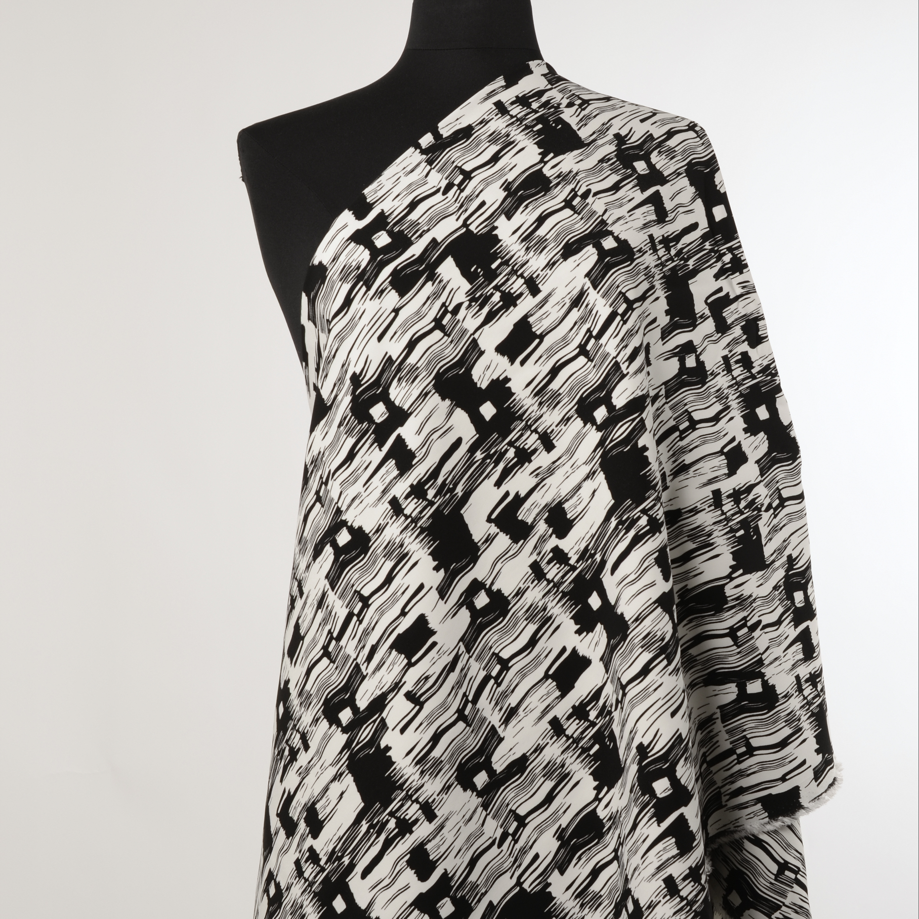 CRÊPE, VISCOSE, PRINTED, RAVEN BLACK&SNOW WHITE (F000016178) - Mannequin