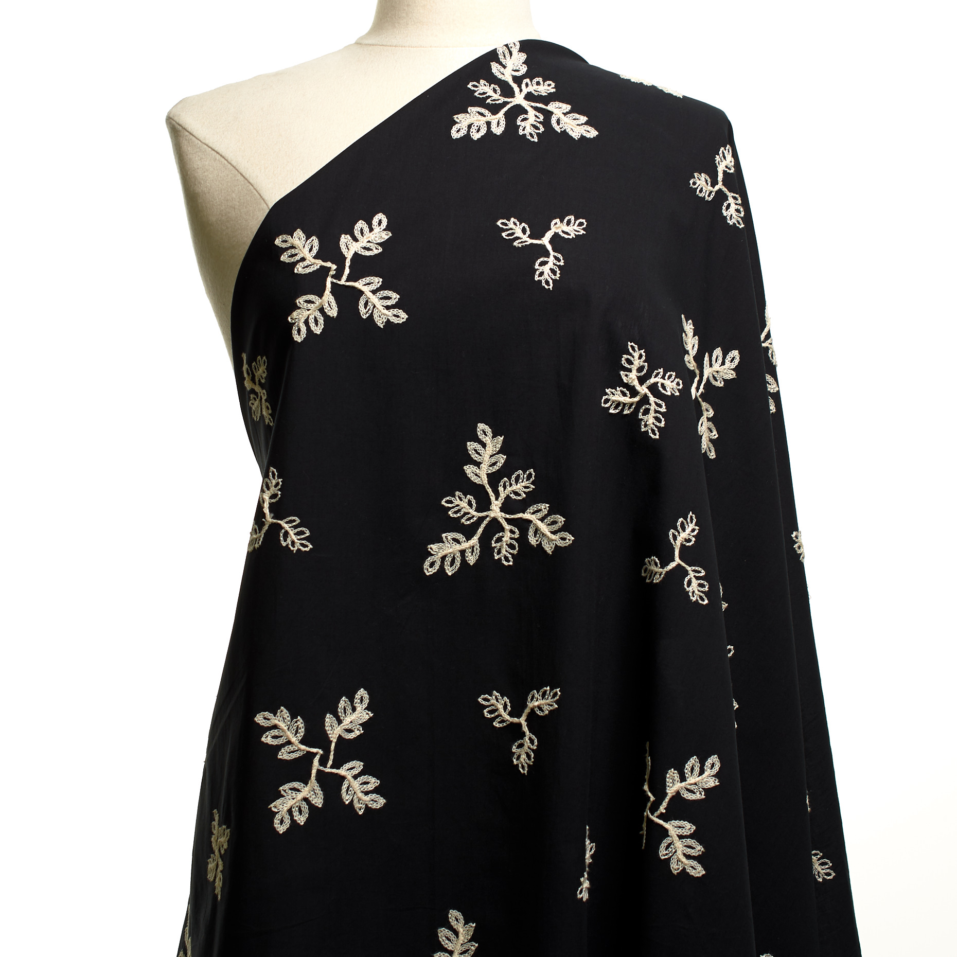 BATISTE, COTTON, EMBROIDERED, ANTIQUE WHITE&RAVEN BLACK (F000048751) - Mannequin